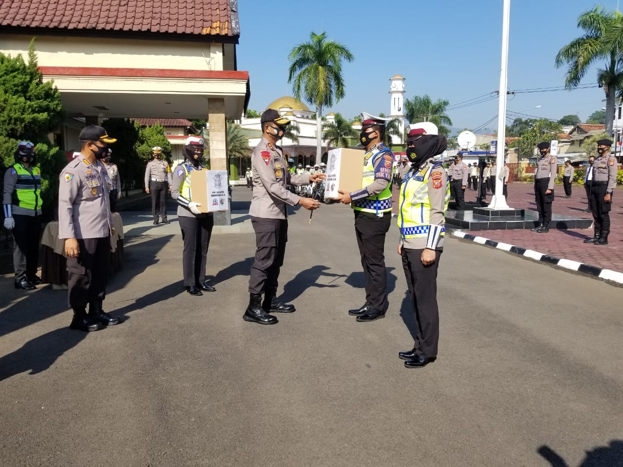 Peringati Hari Lalu Lintas Bhayangkara ke 65, Kapolda Jabar Bagikan 500 Paket Bansos