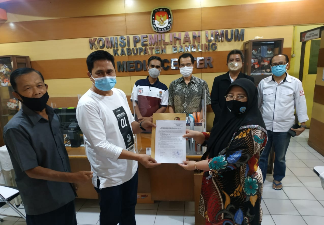 Tiga Paslon Serahkan Berkas Perbaikan di KPU Kabupaten Bandung