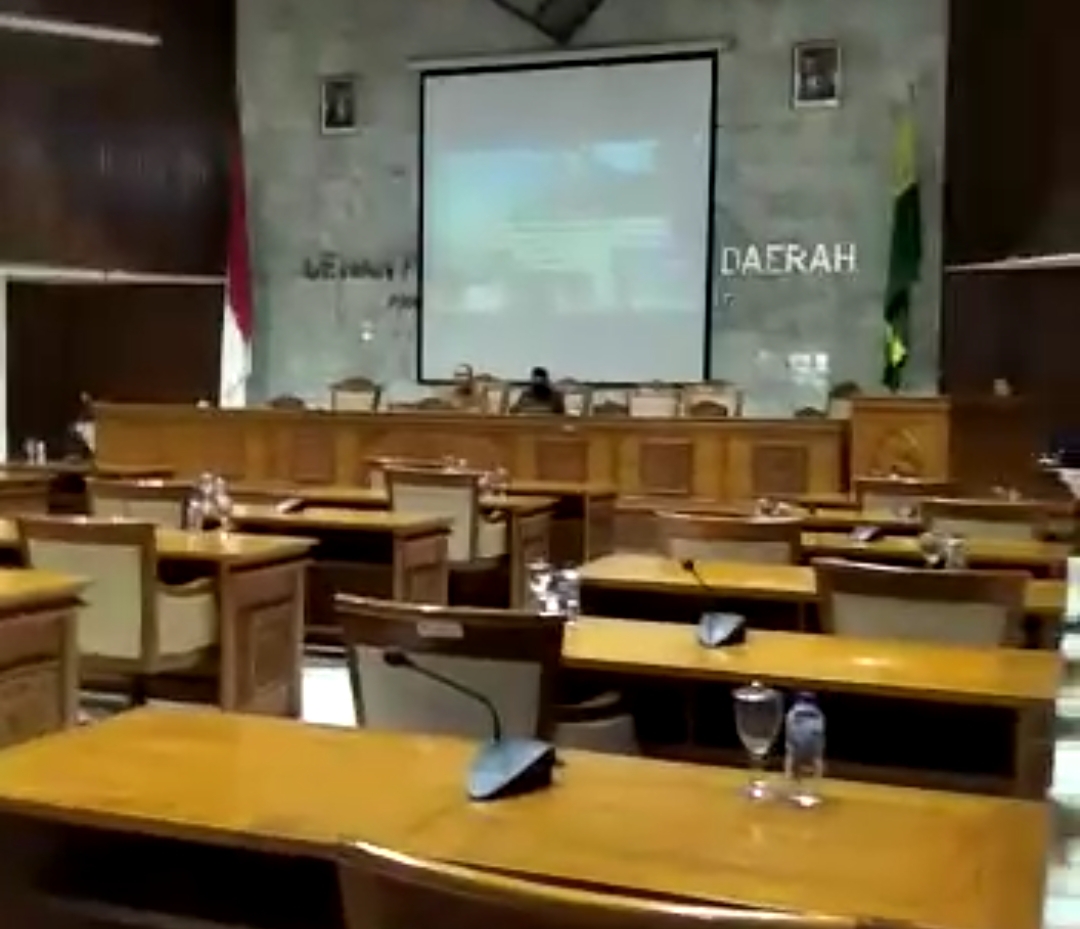 Sidang Paripurna Pengesahan APBD-P Kab. Bandung Batal, Dewan Pertanyakan Penambahan Anggaran Bansos Sidang Paripurna Pengesahan APBD-P Kab. Bandung Batal, Dewan Pertanyakan Penambahan Anggaran Bansos