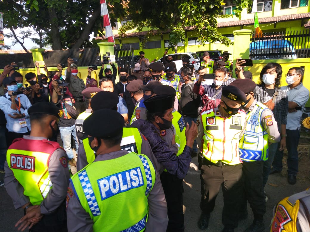 Sudah Ditolak KPU, Pasangan Independen Lili dan Wida Nekat Ikut Mendaftar Pilkada Kab. Bandung Sudah Ditolak KPU, Pasangan Independen Lili dan Wida Nekat Ikut Mendaftar Pilkada Kab. Bandung
