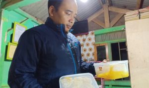 Koswara salah saty petani madu asal MAribaya Lembang maraup untung besar dengan melakukan budidaya madu.