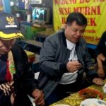 Dikabarkan Ditangkap KPK, Aa Umbara Asik Makan Sate Dikabarkan Ditangkap KPK, Aa Umbara Asik Makan Sate