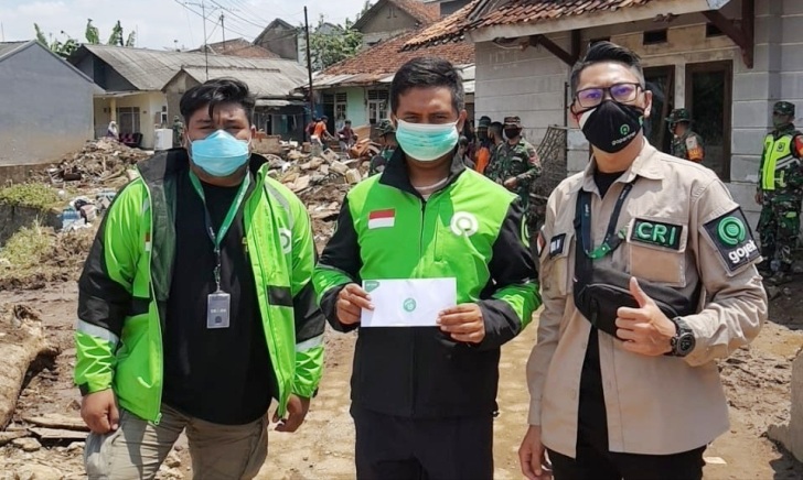 Gojek Salurkan Bantuan untuk Mitra Terdampak Banjir Bandang di Sukabumi Gojek Salurkan Bantuan untuk Mitra Terdampak Banjir Bandang di Sukabumi