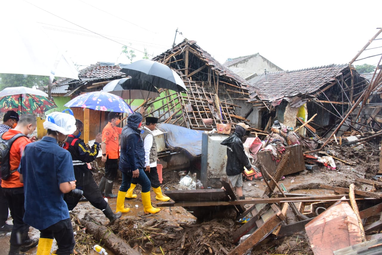 Pemprov Jabar Respons Cepat Tangani Korban Banjir Bandang di Kecamatan Cicurug Sukabumi Pemprov Jabar Respons Cepat Tangani Korban Banjir Bandang di Kecamatan Cicurug Sukabumi