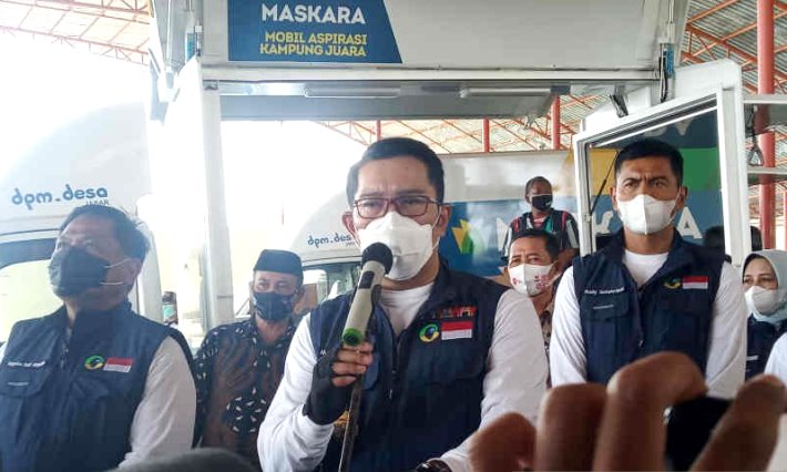 Gubernur Jabar Serahkan Maskara ke Tujuh Desa Mandiri di Cirebon