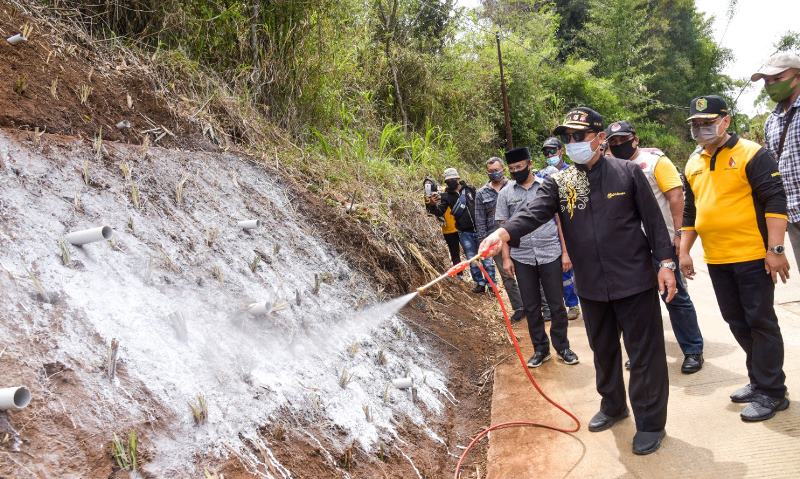 Klaim Bisa Cegah Longsor, Pemkab Bandung Terapkan Teknologi Polimer