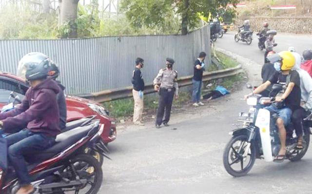Pria Linglung Terkapar di Pinggir Jalan