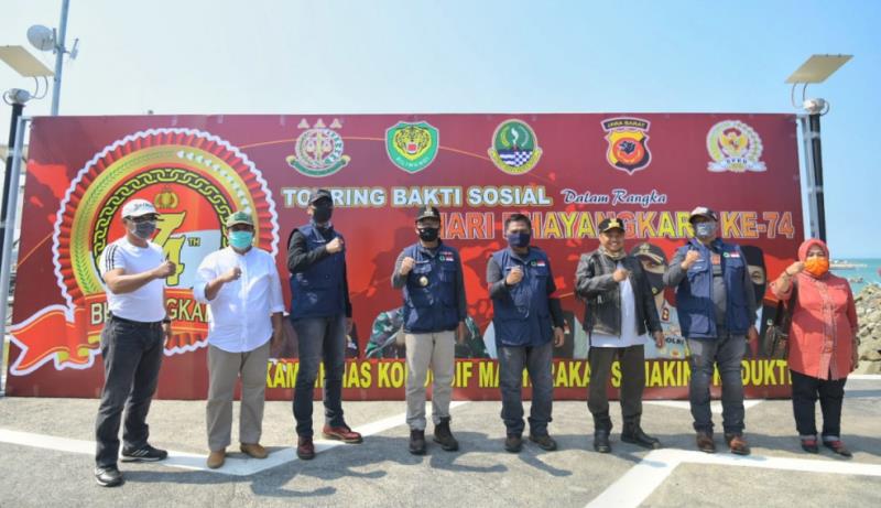 Ridwan Kamil dan Forkopimda Jabar Bagikan Paket Sembako