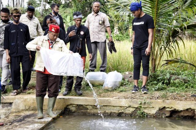 Wagub Sebar Benih Ikan di Sungai Cibarani