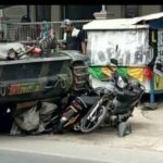 Tank TNI AD Hilang Kendali, Tabrak Motor yang Terparkir dan Gerobak Gorengan di Jalan Raya Cipatat