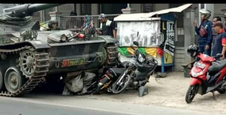 Tank TNI AD Hilang Kendali, Tabrak Motor yang Terparkir dan Gerobak Gorengan di Jalan Raya Cipatat