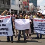 Tolak Disebut Masuk Zona Merah, Pedagang Buka Paksa Penutupan Jalan