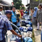 PENUHI KEBUTUHAN: Akibat musim kemarau, warga mulai kesulitan mendapatkan air bersih. Bahkan warga harus rela antri berjam-jam untuk mendapatkan air bersih yang diberikan oleh pemerintah. (ilustrasi/Istimewa)