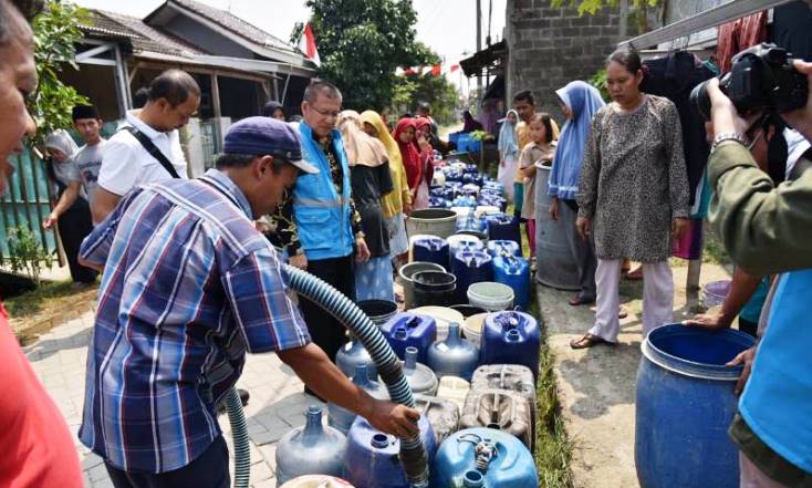 PENUHI KEBUTUHAN: Akibat musim kemarau, warga mulai kesulitan mendapatkan air bersih. Bahkan warga harus rela antri berjam-jam untuk mendapatkan air bersih yang diberikan oleh pemerintah. (ilustrasi/Istimewa)