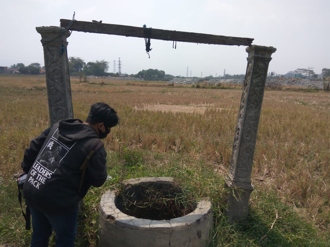 Saat Kemarau, Warga KBB Ambil Air Dari Sumur yang Berusia 30 Tahun