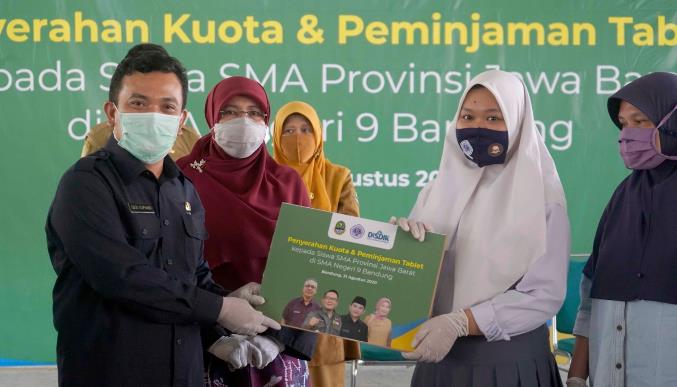 SMAN 9 Beri Kuota dan Pinjamkan Gawai Pada Siswa Kurang Mampu
