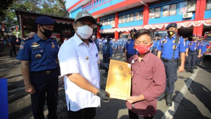 Pemkot Bandung Beri Anak Anggota Damkar Beasiswa