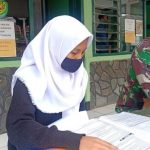 Terkendala jaringan, Siswa SMP belajar di koramil lembang selama pelaksanaan PJJ di masa pandemi Covid-19.