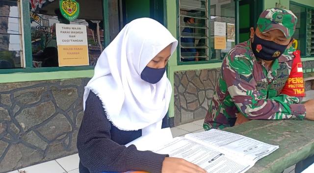Terkendala jaringan, Siswa SMP belajar di koramil lembang selama pelaksanaan PJJ di masa pandemi Covid-19.