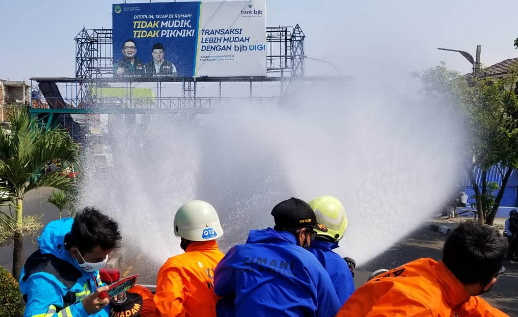 Kasus Penularan Tinggi, Jalan Protokol di Cimahi Dihujani Cairan Disinfektan