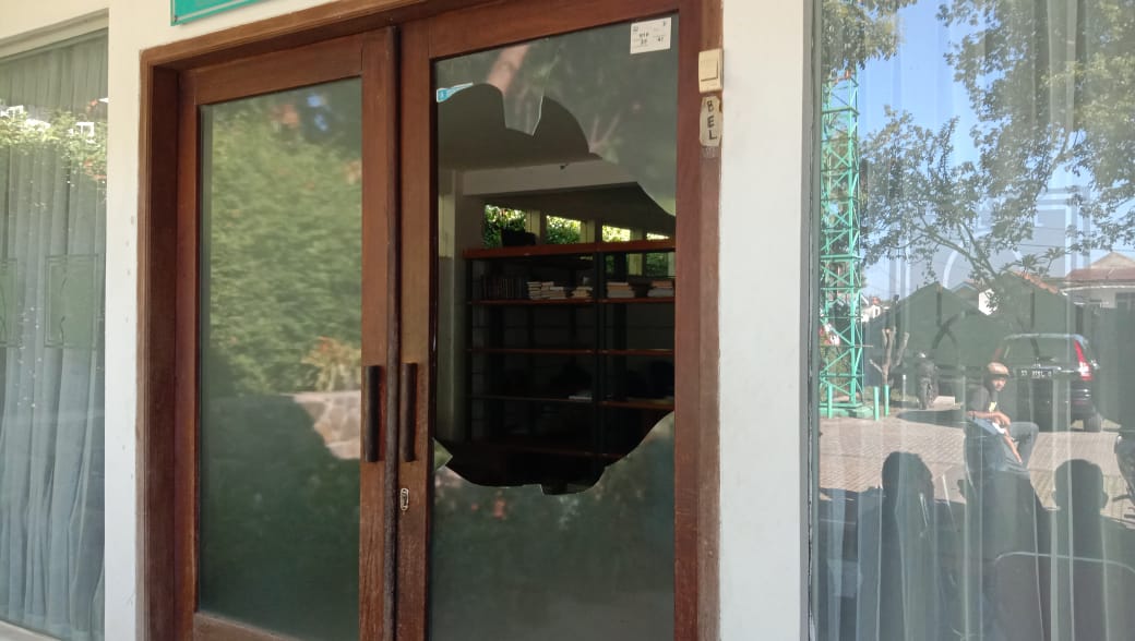 Berpura-pura Gila, Seorang Pria Lempar Kaca Masjid dengan Batu di Kawasan Dago Kota Bandung Berpura-pura Gila, Seorang Pria Lempar Kaca Masjid dengan Batu di Kawasan Dago Kota Bandung