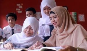 Tunjangan Guru Honorer Sudah Cair Seorang guru honorer sedang memberikan pendampingan kepada para siswa yang sedang belajar bersama di sekolah sebelum pandemi covid-19. (ILUSTRASI)