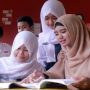 Seorang guru honorer sedang memberikan pendampingan kepada para siswa yang sedang belajar bersama di sekolah sebelum pandemi covid-19. (ILUSTRASI)