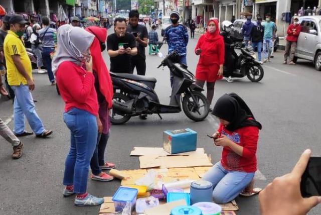Pedagang ’Botram’ di Jalan Otista