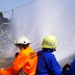 Damkar Cimahi Semprotkan Cairan Disinfektan di 12 Jalan Protokol