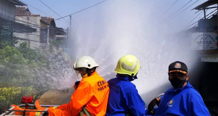 Damkar Cimahi Semprotkan Cairan Disinfektan di 12 Jalan Protokol