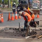 PERBAIKAN JALAN: Beberapa pekerja PT Brantas Abipraya tampak sedang melakukan perbaikan jalan. (Ilustrasi)