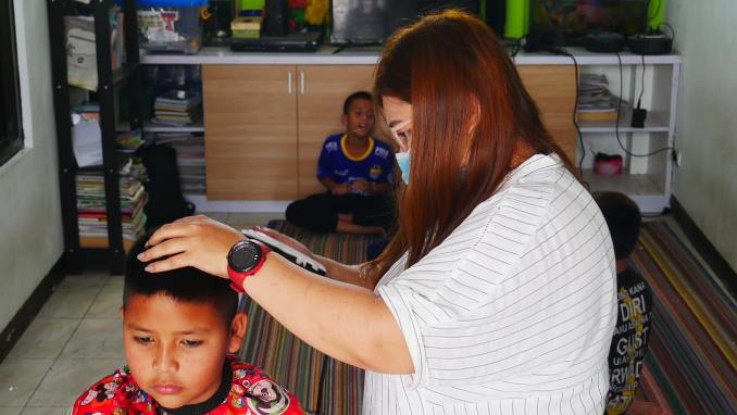 Isye Berikan Jasa Potong Rambut Gratis Bagi Panti Asuhan Isye Berikan Jasa Potong Rambut Gratis Bagi Panti Asuhan