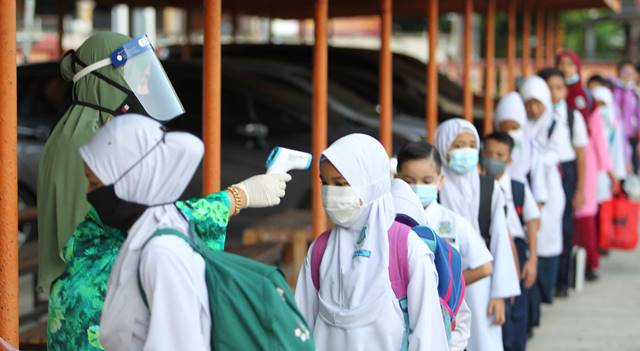 BELAJAR: Beberapa sekolah di Jawa Barat sudah menerapkan belajar secara tatap muka di sekolah meski pandemi Covid-19 belum beranjak, namun tetap memperhatikan protokol kesehatan. (ILUSTRASI)