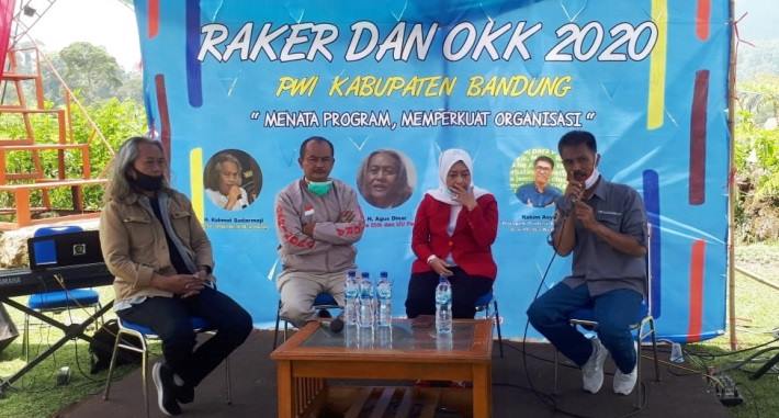 Hadiri Raker dan OKK PWI, Cakada Komitmen Ciptakan Pilkada Damai Hadiri Raker dan OKK PWI, Cakada Komitmen Ciptakan Pilkada Damai