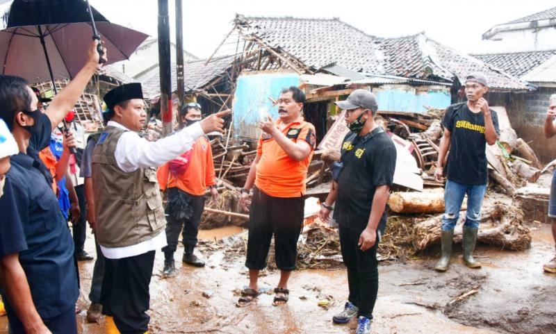 Tinjau Lokasi Banjir Bandang Di Cicurug Sukabumi, Wagub Jabar: Kami Turut Prihatin