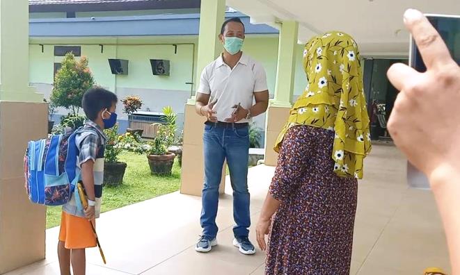 Meski di rumah dan bersama keluarga sebaiknya warga tetap menjalankan protokol kesehatan yang dianjurkan pemerintah untuk mencegah tertular virus korona.