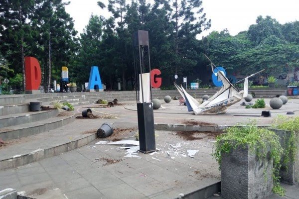 Mesin Parkir, Pot Bunga, dan Sejumlah Fasilitas Publik Rusak Oleh Demonstran Anarkis Mesin Parkir, Pot Bunga, dan Sejumlah Fasilitas Publik Rusak Oleh Demonstran Anarkis