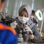 Seorang pekerja wanita di pabrik industri elektronik Cikarang Bekasi sedang fokus memasang komponen yang merupakan Produk Dalam Negara. (ILUSTRASI)