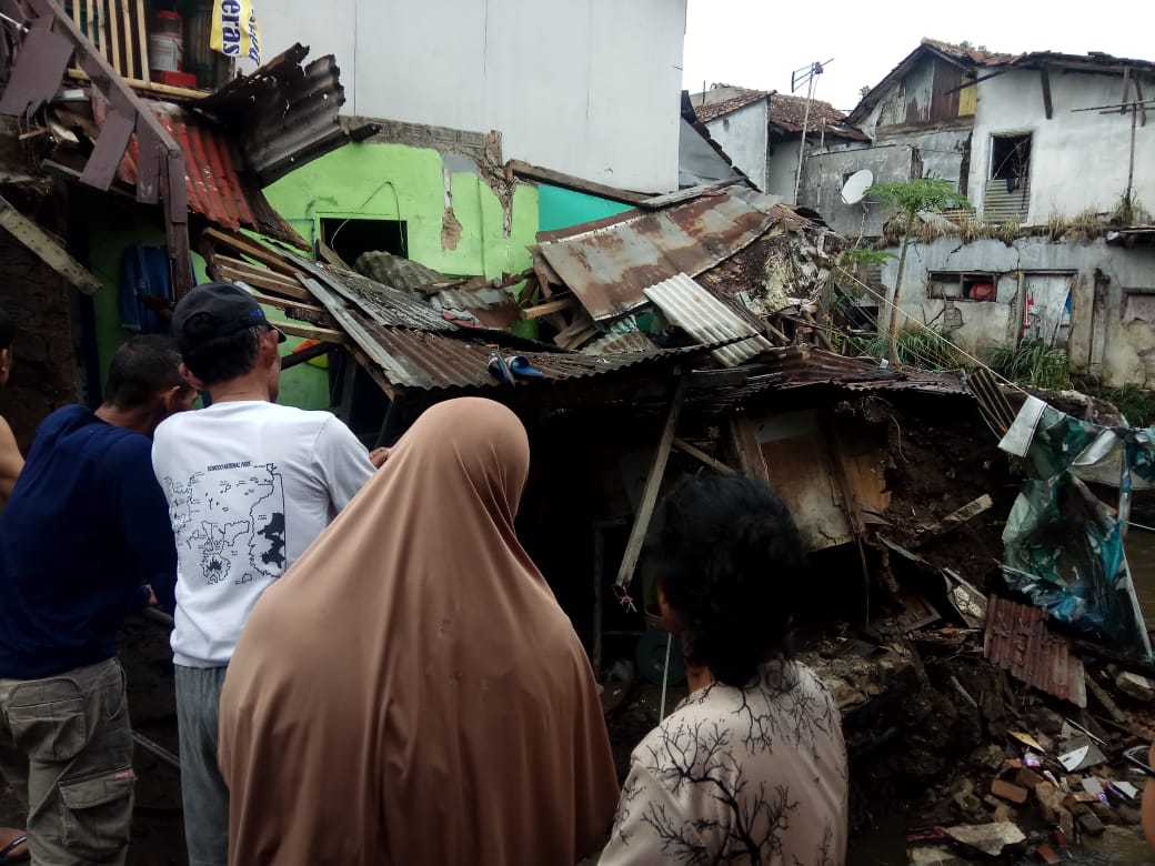 Rumah Kontrakan di Bantaran Sungai Citepus Kec Cicendo, Ambruk, 23 Jiwa Kehilangan Tempat Tinggal