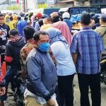 KERUMUNAN: Kerumunan warga penerima BLT UMKM saat antre di salah satu bank penyalur program bantuan dari pemerintah pusat di Kabupaten Sukabumi, Jabar.