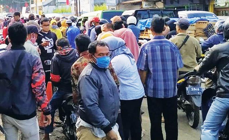 Butuh Skema Penyaluran BPUM KERUMUNAN: Kerumunan warga penerima BLT UMKM saat antre di salah satu bank penyalur program bantuan dari pemerintah pusat di Kabupaten Sukabumi, Jabar.