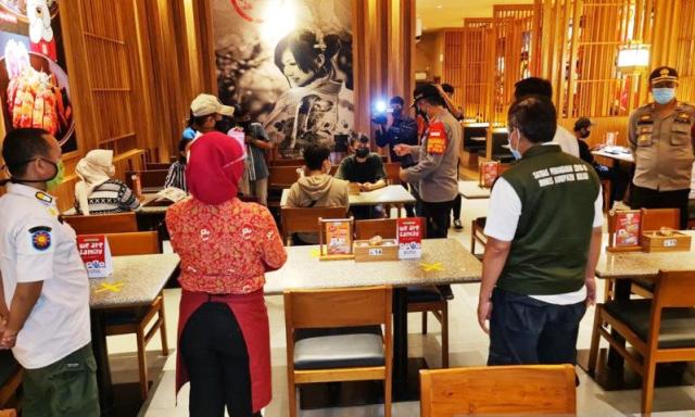 Pemkab Bekasi Larang Usaha Kuliner Layani Makan di Tempat