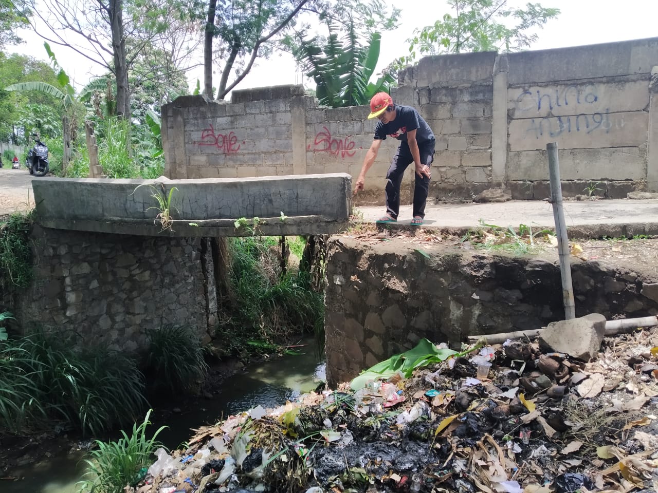 Sadis! Bayi Dimasukan dalam Karung Lalu Dibuang ke Tempat Sampah