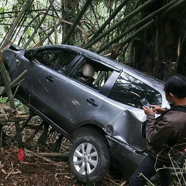 Kendaraan Wisatawan Jatuh ke Jurang di Maribaya, Beruntung Tersangkut di Pohon Bambu