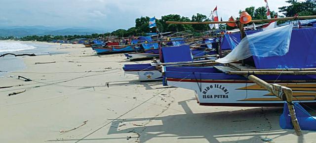 Puluhan Perahu Rusak, Nelayan Rugi Setengah Miliar