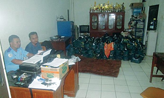 Paket Non Tunai Bansos Gubernur Dijaga Perangkat