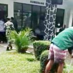 Pelanggar Prokes Kena Sanksi Nyapu