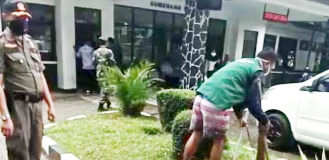 Pelanggar Prokes Kena Sanksi Nyapu