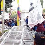Aksi Tolak Omnibus Law, Pendemo Robohkan Gerbang DPRD Kabupaten Karawang