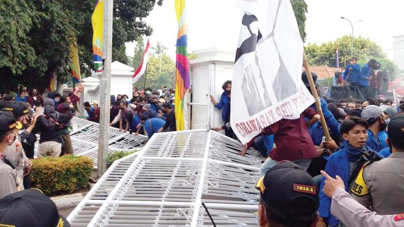 Aksi Tolak Omnibus Law, Pendemo Robohkan Gerbang DPRD Kabupaten Karawang Aksi Tolak Omnibus Law, Pendemo Robohkan Gerbang DPRD Kabupaten Karawang